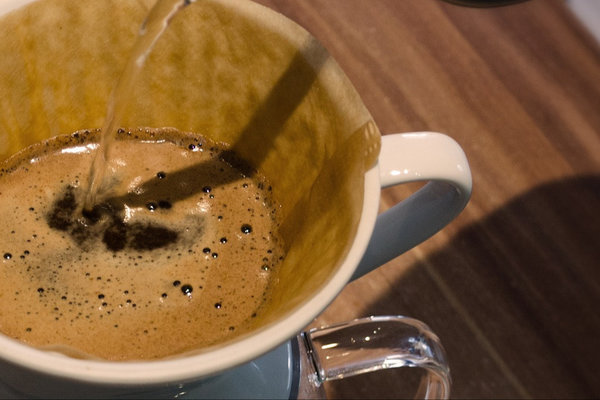 Wasserstrahl auf Kaffee im Filter